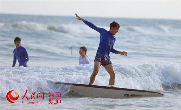 男子十年内被雷劈中3次,最后全身瘫痪致死,4年后坟墓又遭雷劈