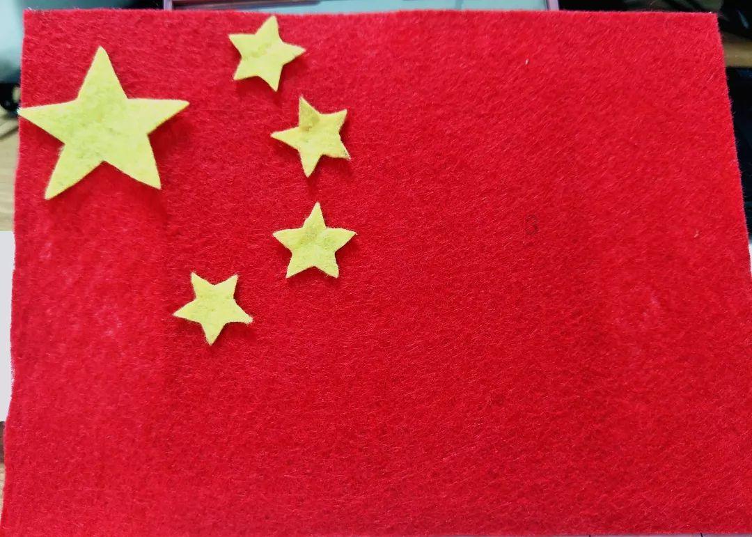 看截图，左边这女生发的表情是什么意思？
