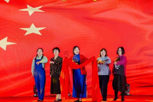 救援时尚的女孩