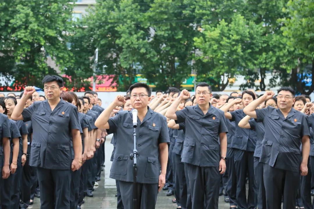 时尚芭比做美甲